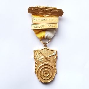 Vintage award medal pin Danvers Frontiersmen 1977 Caplock Rifle Smooth Bore